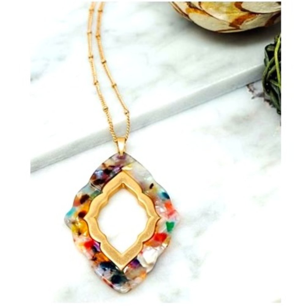 🫟 EUC - Multicolor, Gold Toned, Wavy Openwork Long Pendant Necklace 💕